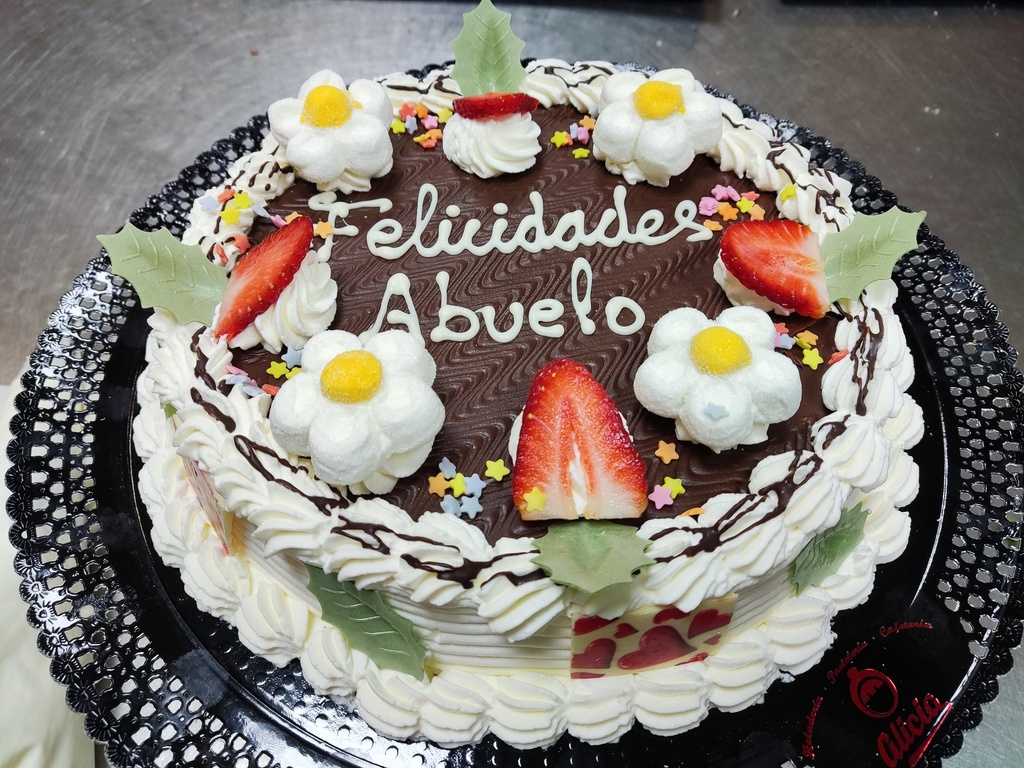 TARTA PARA 8-10 (chocolate, fresa, piononos o yema tostada por encima, bizcocho calado con crema pastelera y nata alrededor)