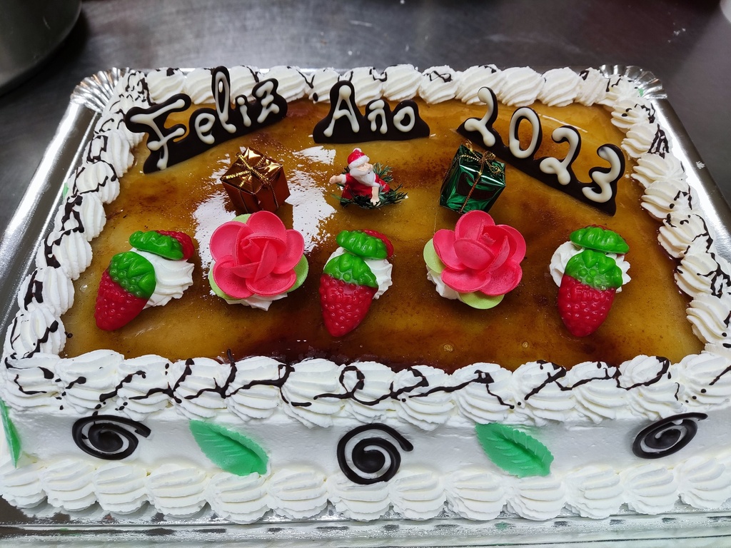 TARTA PARA 15-18 PERSONAS (chocolate, fresa, piononos o yema tostada por encima, bizcocho calado con crema pastelera y nata alrededor)